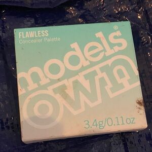 Light 01 Compact Concealer Palette in Mint-Turquoise Packaging